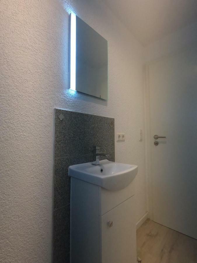 Moderne Helle 2,5 Zimmer Wohnung Mit Grossem Bad Und Kueche In Trossingen Exterior photo